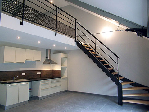 Aménagement intérieur : cuisine  + escalier 